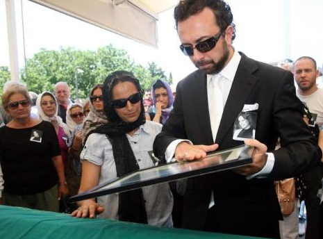 Bildik eşini son yolculuğuna uğurladı - Resim: 4