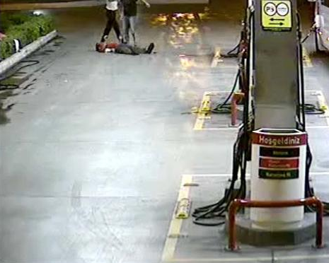 Polis bayıltıncaya kadar dövdü - Resim: 4