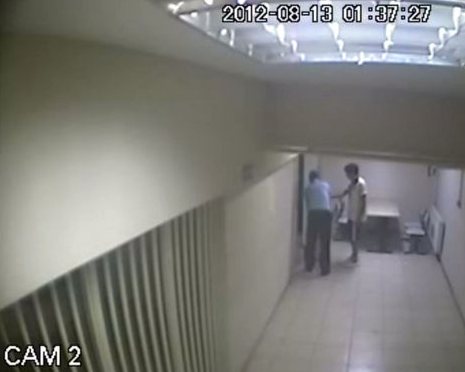 Polisin silahını belinden aldı ve... - Resim: 1