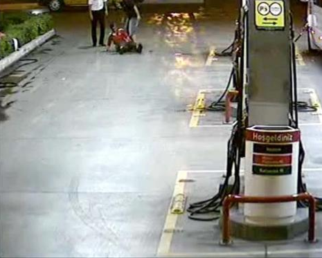 Polis bayıltıncaya kadar dövdü - Resim: 2