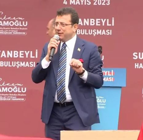 Mitingde dikkat çeken anlar! Ekrem İmamoğlu, gencin elinden mikrofonu aldı: Kerata yakacak şimdi burayı - Resim: 1