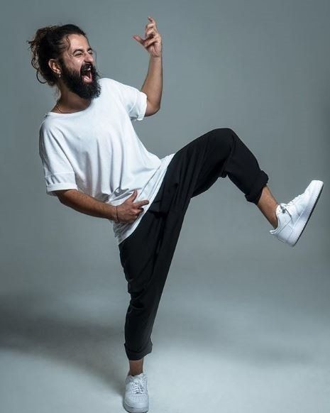 Ünlü şarkıcı köpeğiyle sahne aldı - Resim: 1