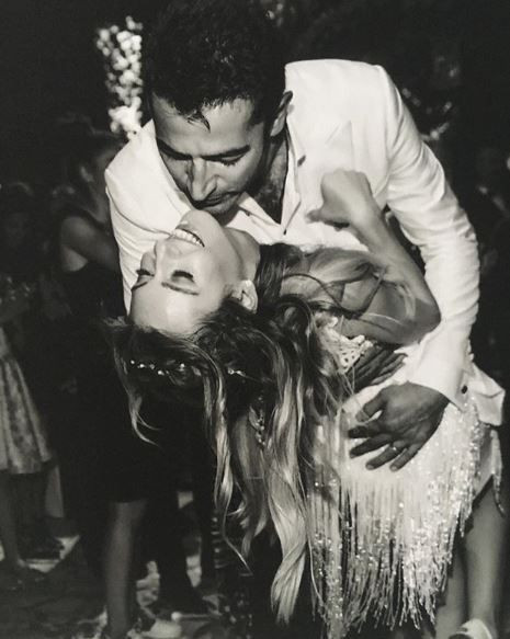 Sinem Kobal karantina günlerinde paylaştığı pozlarla büyük beğeni topladı! - Resim: 3