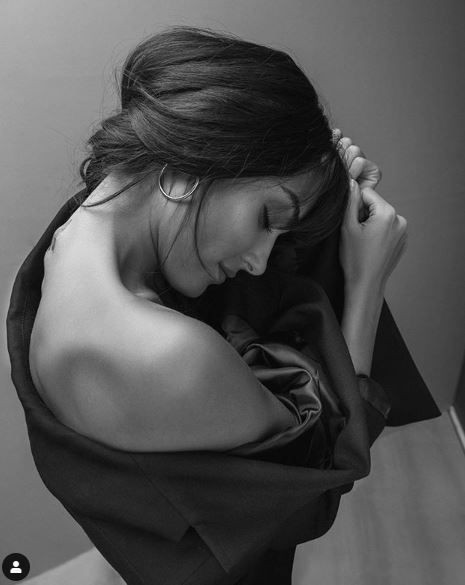 Hande Erçel dekolteli pozunu paylaştı takipçilerinin ağzı açık kaldı - Resim: 2