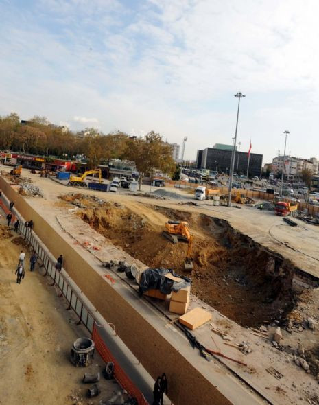 Taksim'de çalışmalar devam ediyor - Resim: 1