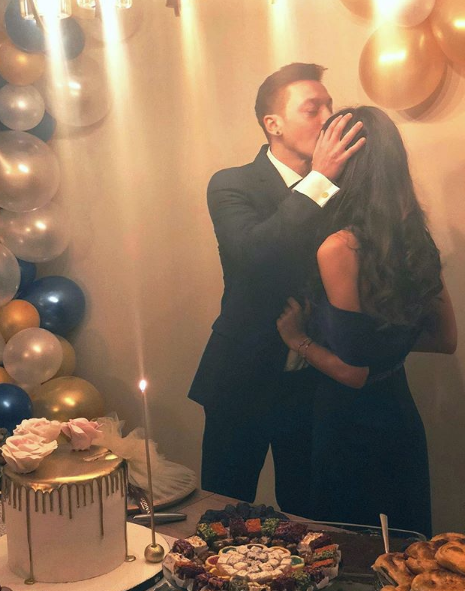 Mesut Özil ve Amine Gülşe'den peri masallarını aratmayacak balayı - Resim: 1