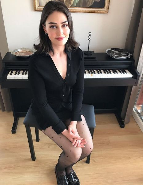 Esra Bilgiç de Disney'de yerini aldı: Yeni dizisi "Atatürk"e hazırlanıyor! - Resim: 4