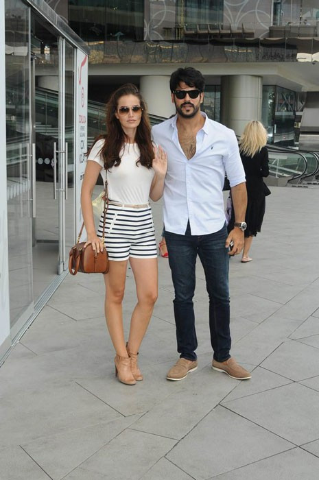 Burak Özçivit Almanya'ya kız isteyip el öpmeye gitti! - Resim: 1