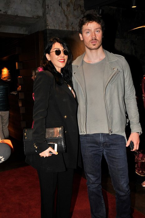 'Yanındaki oğlun mu?'  sorusuna çıldırdı - Resim: 4