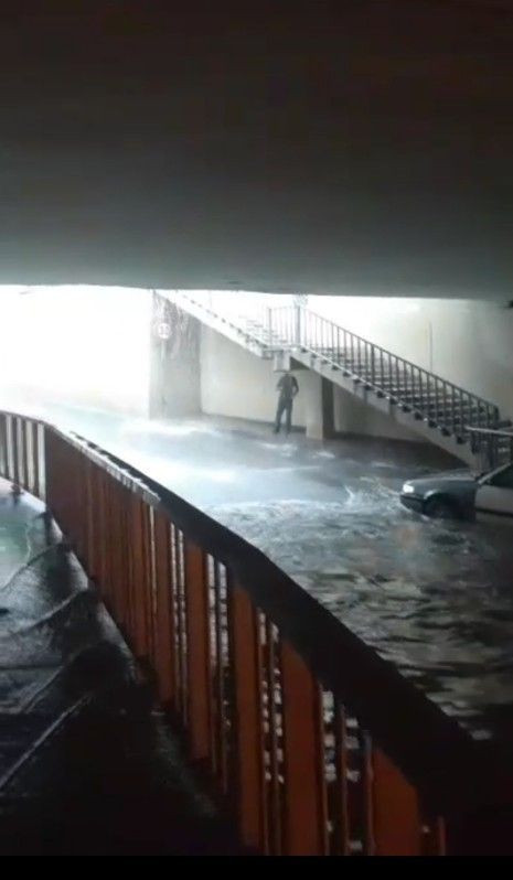 İstanbul'u yine sağanak vurdu! Kapalıçarşı'yı su bastı, Pendik'te hayat felç oldu - Resim: 4