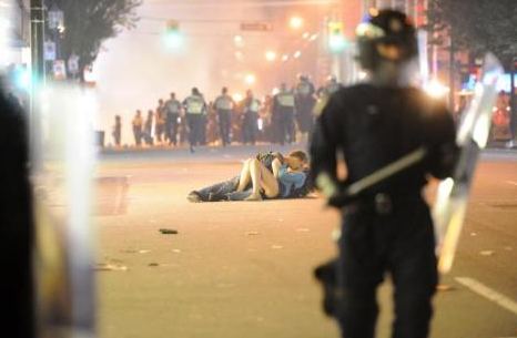 Çatışmanın ortasında böyle öpüştüler - Resim: 2