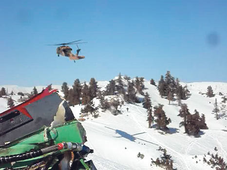 İşte helikopterdeki cihazları söken subaylar - Resim: 1