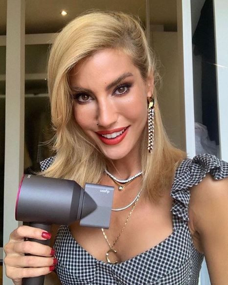 Amuda kalkan Çağla Şikel kusursuz fiziğiyle gençlere taş çıkarttı - Resim: 4