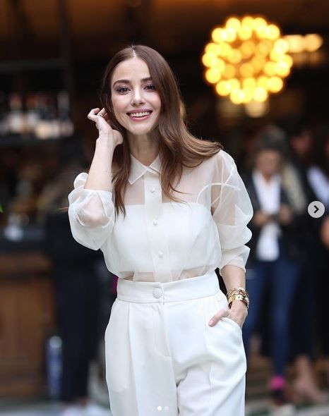 Can Yaman ve Özge Gürel sosyal medyayı salladı! Bay Yanlış'tan ilk kareler geldi - Resim: 4