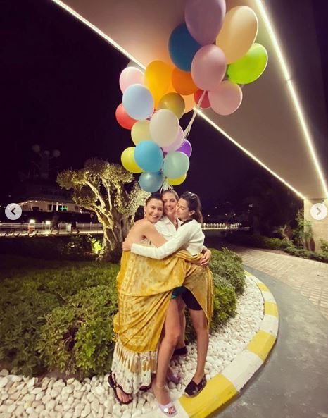 Eda Ece yeni yaşını sevgilisiyle teknede kutladı! Yasak Elma oyuncularından sürpriz - Resim: 3