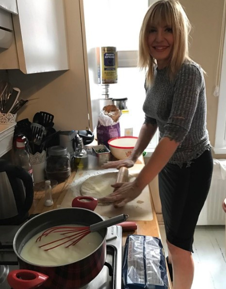 Seda Akgül'ün elbisesi olay oldu yok böyle yırtmaç - Resim: 2