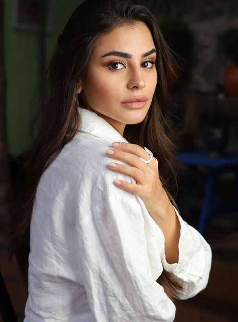 Gönül Dağı'nın Asuman'ı Hazal Çağlar, mini etekli pozlarıyla dudak uçuklattı! - Resim: 3