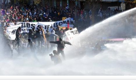 Bu gösterici polisi bile şaşırttı - Resim: 1