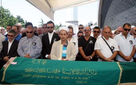 Bildik eşini son yolculuğuna uğurladı - Resim: 2