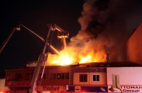 Evi yanınca isyan etti - Resim: 1