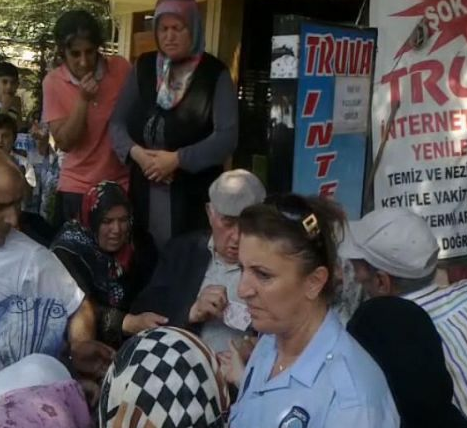 Eyüp Sultan'da 'para dağıtan adam' izdihamı - Resim: 4