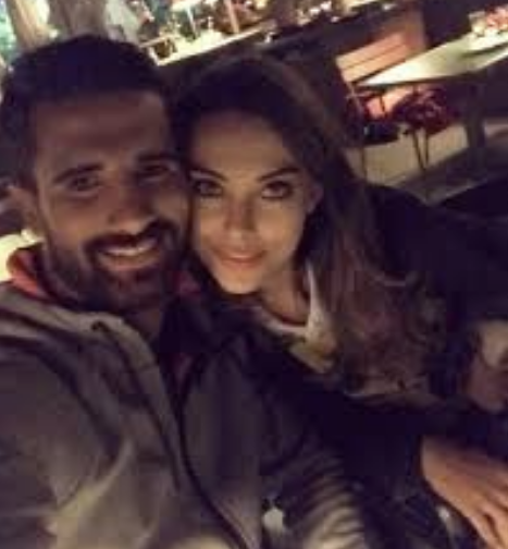 Servet değerindeki hediyeyi elinin tersiyle itti - Resim: 1