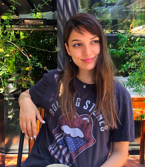 Hekimoğlu'ndaki Doktor Zeynep iç çamaşırsız poz verdi yorumlar fena - Resim: 2