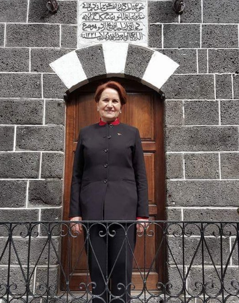 'İyi Parti' ile geliyor bir de Meral Akşener'in gençliğine bakın - Resim: 1