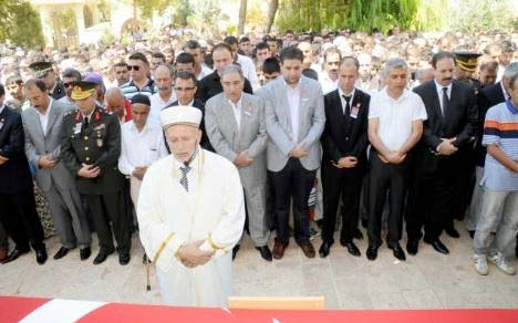 Urfa şehidini binlerce kişiyle uğurladı - Resim: 1
