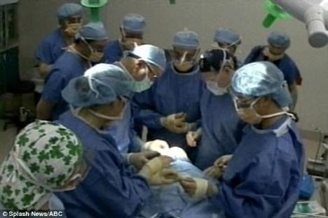 Yüzsüz kadına protez maske - Resim: 3