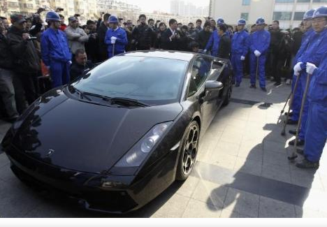 Milyon dolarlık arabayı parçaladı - Resim: 1