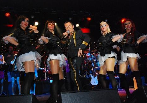 Kameralara aldırmadan böyle öpüştü - Resim: 2