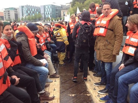 Göçmen teknesinde vekillerin 'empati' turu - Resim: 3