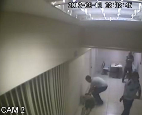 Polisin silahını belinden aldı ve... - Resim: 4