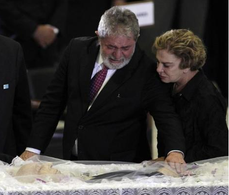 Cenazede gözyaşlarını tutamadı - Resim: 2