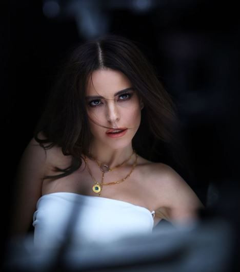 Simge Sağın'ın üstsüz yarı çıplak klibine tepkiler gecikmedi - Resim: 1