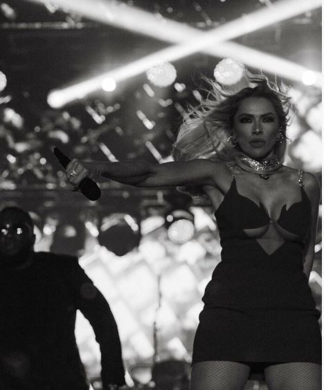 Hadise son konserinde giydiği kırmızı kıyafet ile gündem oldu: Geceliğe benzetildi - Resim: 1