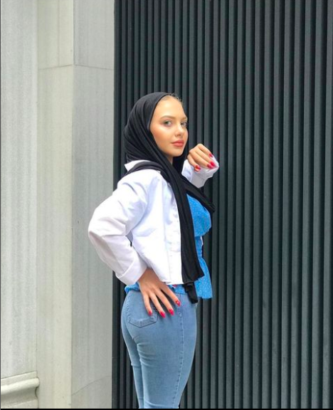 Daracık taytıyla kalça hoplattı paylaştı! Başındaki örtüsü isyan ettirdi - Resim: 1