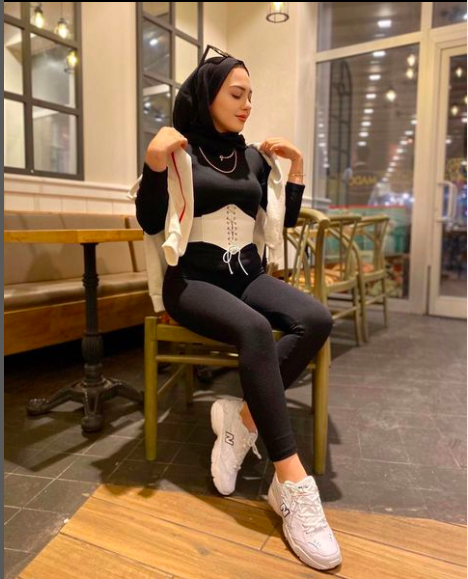 Daracık taytıyla kalça hoplattı paylaştı! Başındaki örtüsü isyan ettirdi - Resim: 3