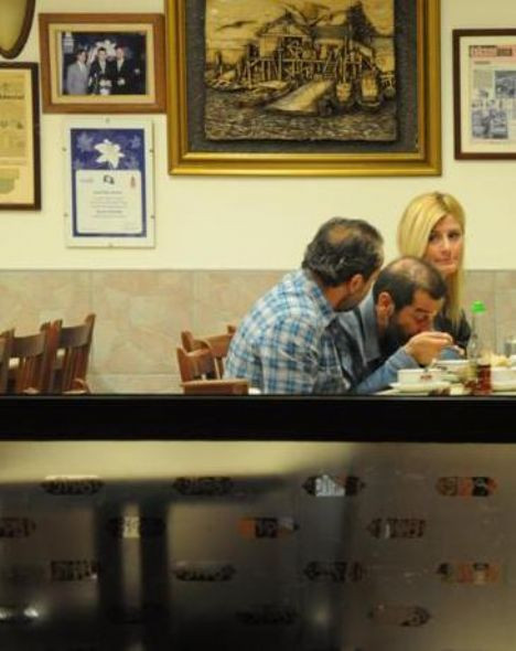 Ünlü oyuncuya çorbacıda feci dayak - Resim: 2