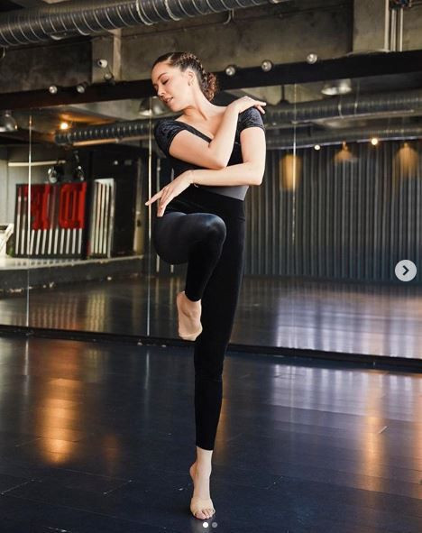 Azra Akın Corona virüse karşı önlemlerini aldı! 'Artık tokalaşmıyorum' - Resim: 1