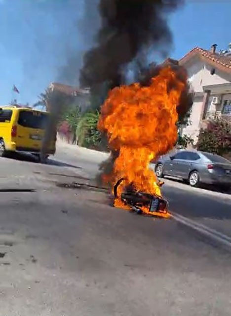 Taksiyle çarpışan motosiklet sürücüsü, fırlayarak girdiği camda asılı kaldı - Resim: 1