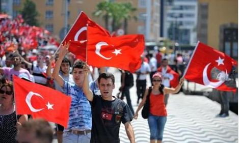 Türkiye şehitleri için sokağa döküldü - Resim: 4