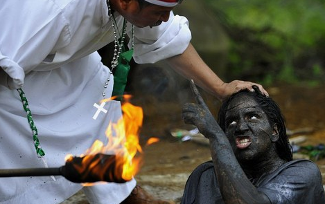 Şeytan çıkarma ayininden kareler - Resim: 4