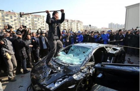 Milyon dolarlık arabayı parçaladı - Resim: 2