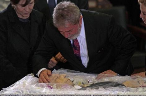 Cenazede gözyaşlarını tutamadı - Resim: 3