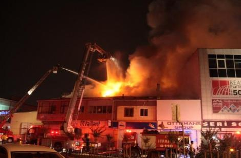 Evi yanınca isyan etti - Resim: 2