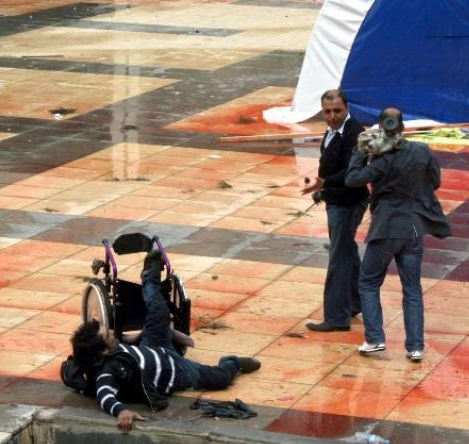 Baydemir polislerle kavga etti - Resim: 3