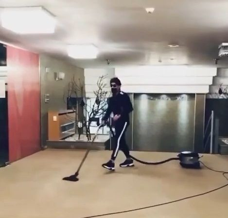 Yılmaz Morgül, kaldığı otelin yerlerini süpürdü! Emekçi Morgül bu anları videoya aldı - Resim: 4