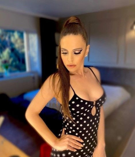 Simge Sağın iyice çoştu! Yatak odasında yarı çıplak pozu Instagram'ı karıştırdı - Resim: 3